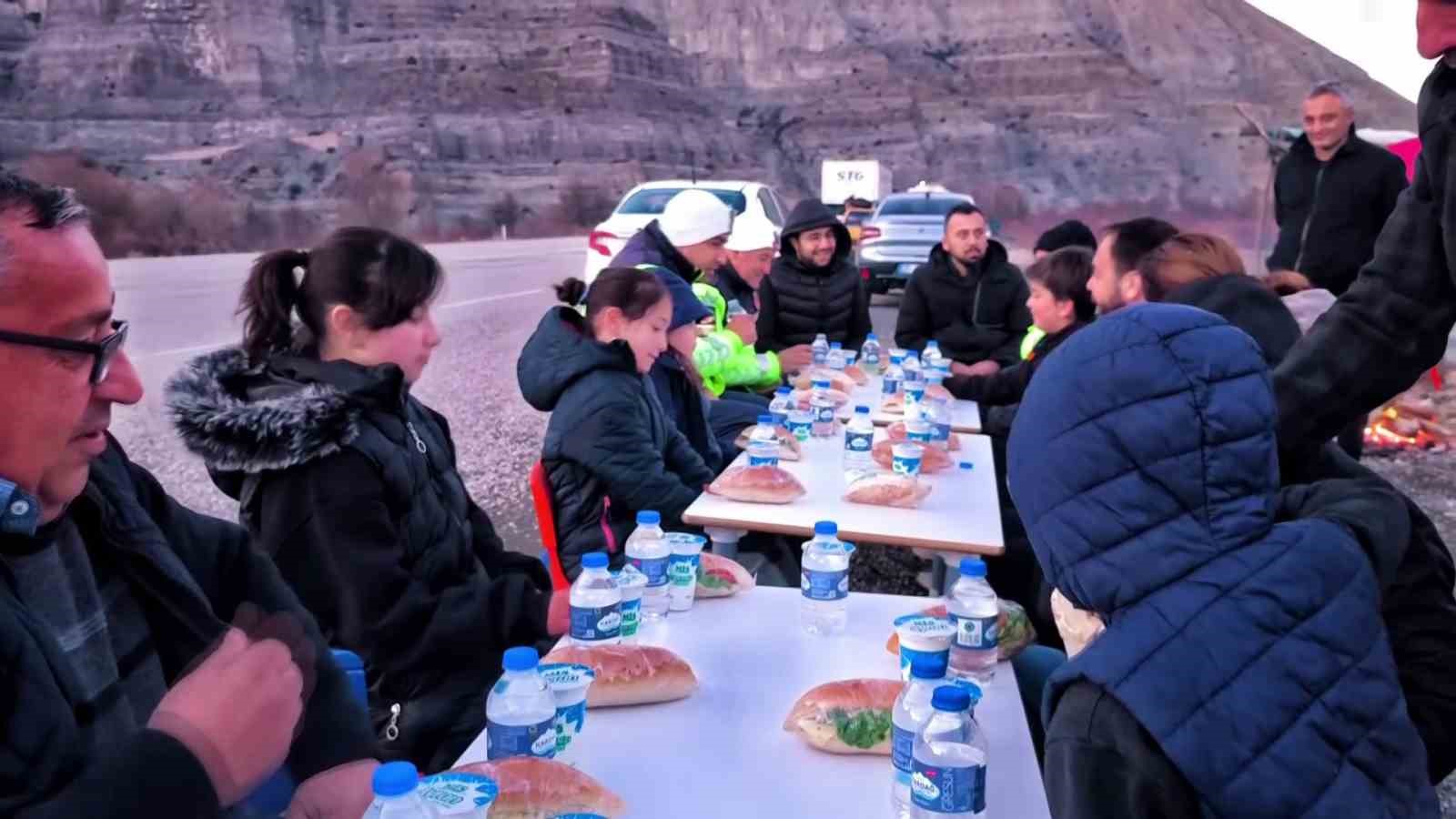 uzunderede yolda iftar gelenegi ogrenciler ve ogretmenler yoldan gecen suruculere iftarlik dagitti 1 3WjDSU9G