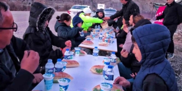 uzunderede-yolda-iftar-gelenegi-ogrenciler-ve-ogretmenler-yoldan-gecen-suruculere-iftarlik-dagitti-1yHatnXw.jpg