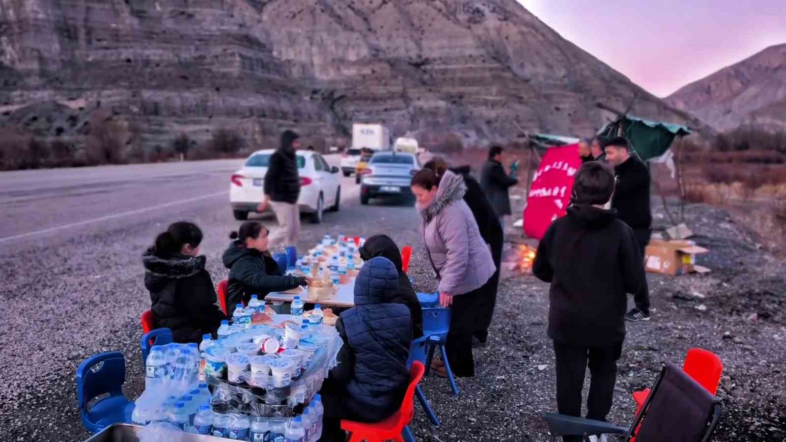 uzunderede yolda iftar gelenegi ogrenciler ve ogretmenler yoldan gecen suruculere iftarlik dagitti 3 ZXKZmFkm