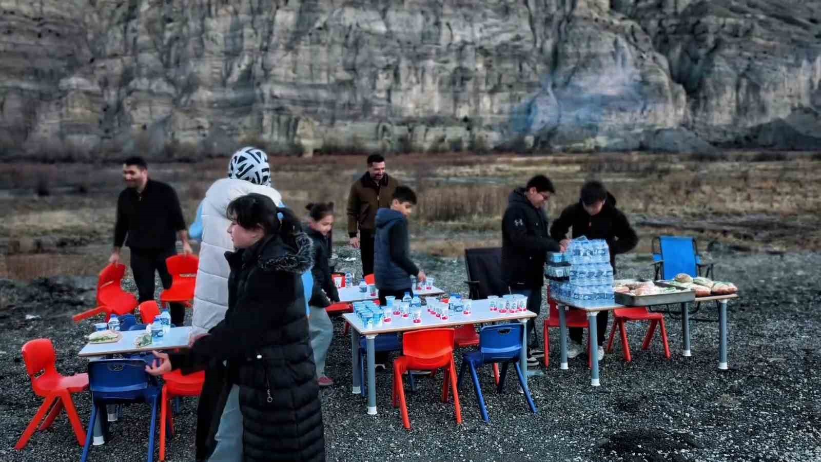 uzunderede yolda iftar gelenegi ogrenciler ve ogretmenler yoldan gecen suruculere iftarlik dagitti 4 fP7nVX9G