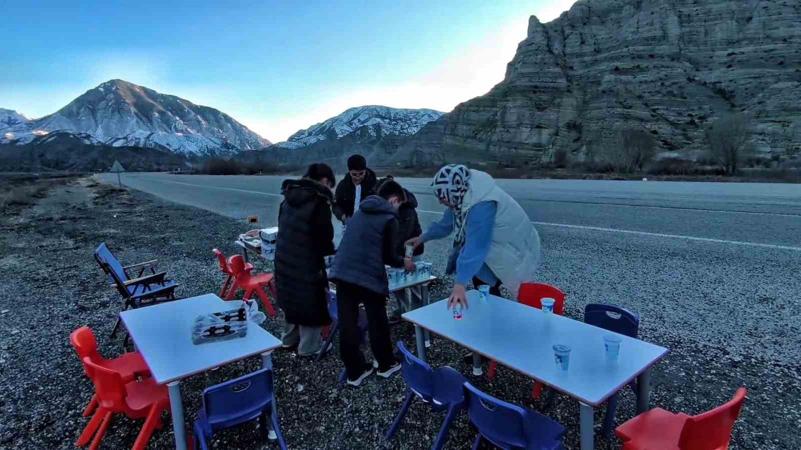 uzunderede yolda iftar gelenegi ogrenciler ve ogretmenler yoldan gecen suruculere iftarlik dagitti 6