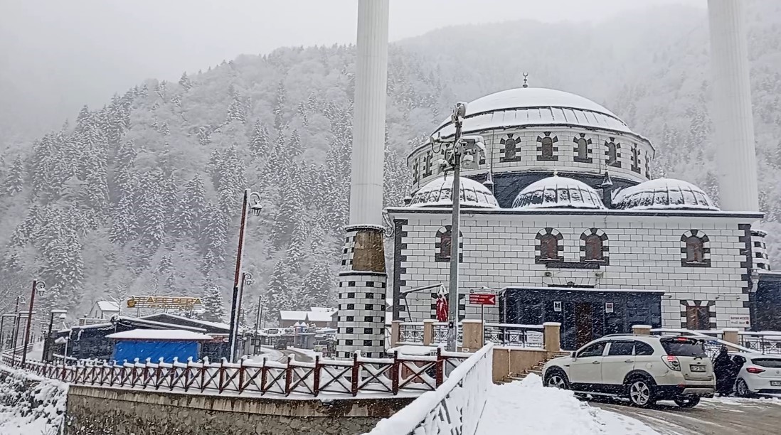 uzungol beyaz gelinligini giydi kar kalinligi 15 santimetreye ulasti 5 y16kVJOl