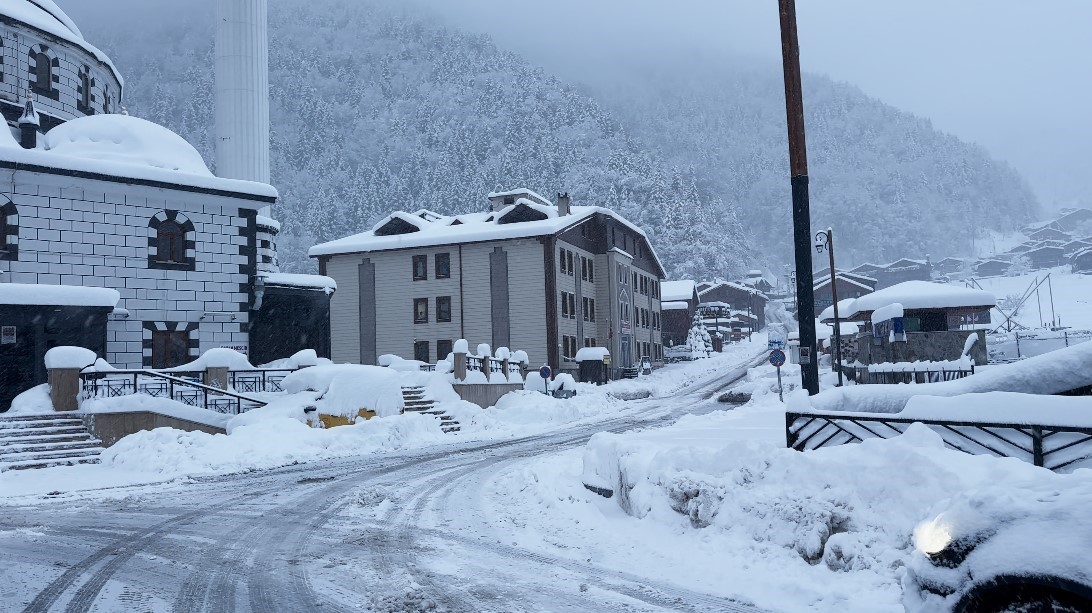 Uzungöl beyaza büründü: Kar kalınlığı 1 metreyi aştı 6 uzungol beyaza burundu kar kalinligi 1 metreyi asti 2 Rvjh9dKm
