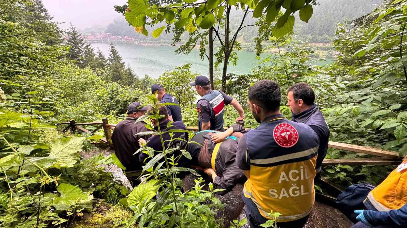 Uzungöl’de seyir terasından araç uçtu: 2 Arap turist yaralı 4 uzungolde seyir terasindan arac uctu 2 arap turist yarali 0 p2i9NbRZ