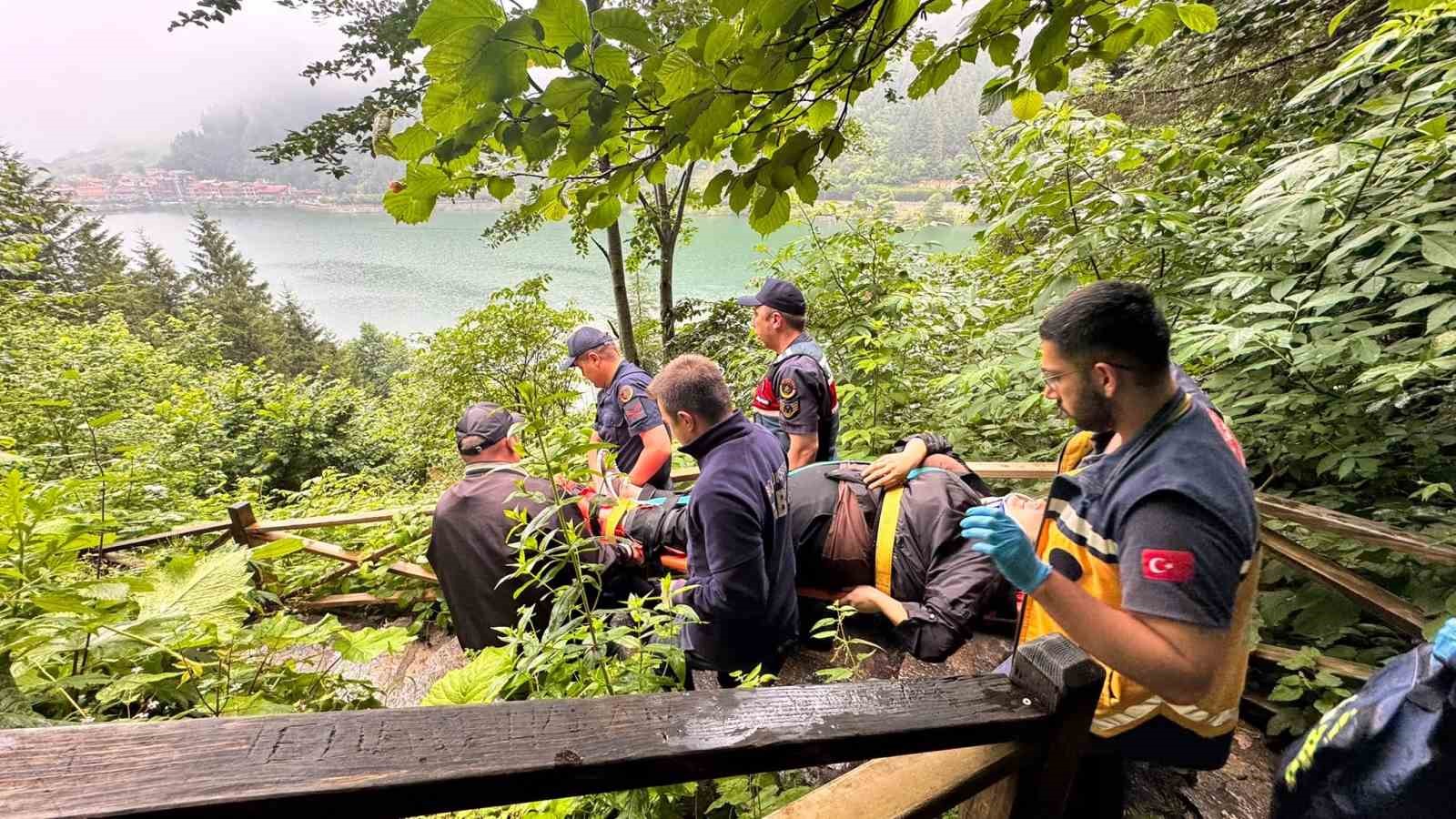 Uzungöl’de seyir terasından araç uçtu: 2 Arap turist yaralı 5 uzungolde seyir terasindan arac uctu 2 arap turist yarali 1 TuDFl6eV