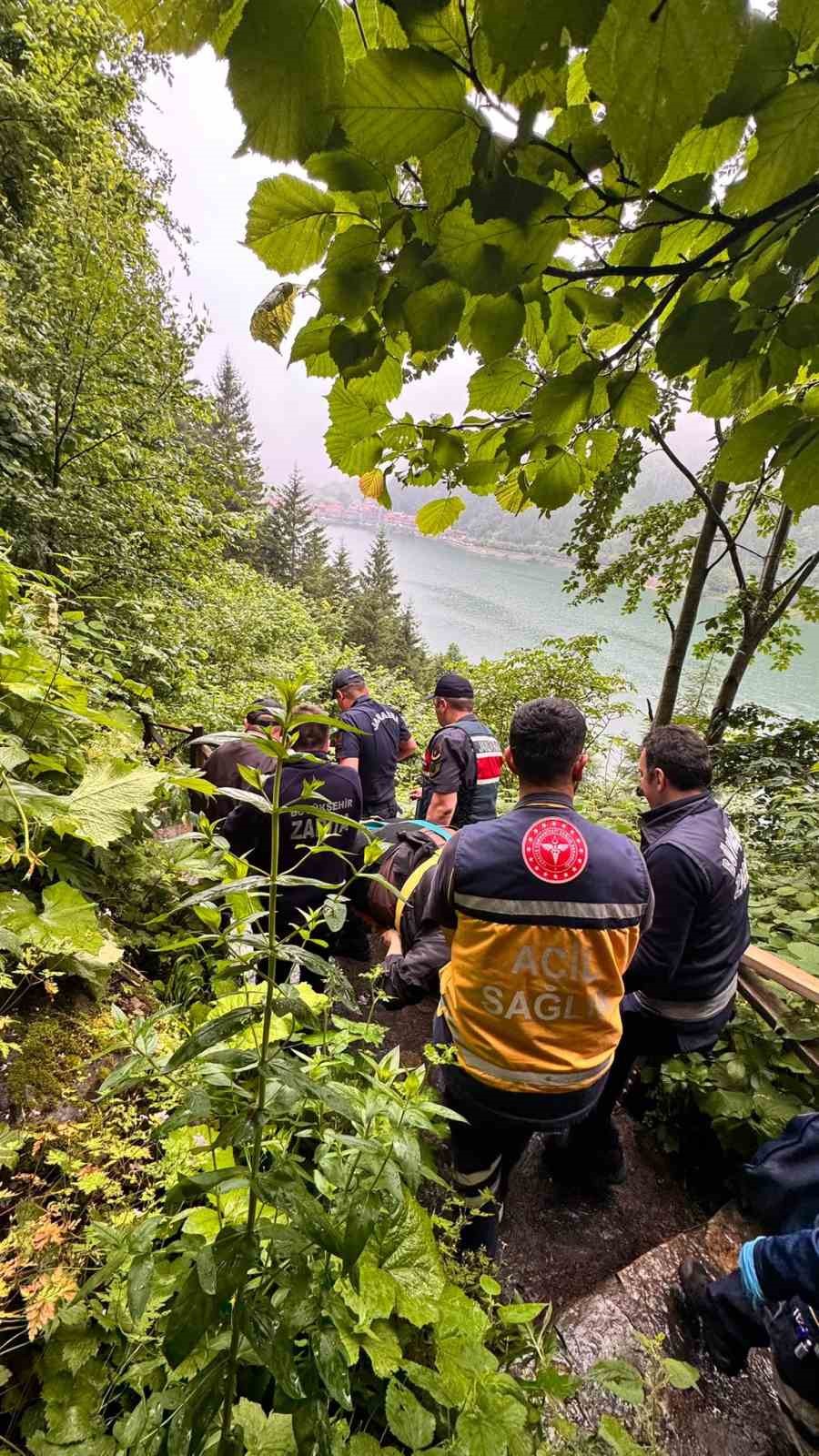 Uzungöl’de seyir terasından araç uçtu: 2 Arap turist yaralı 8 uzungolde seyir terasindan arac uctu 2 arap turist yarali 4 UndgBOUX