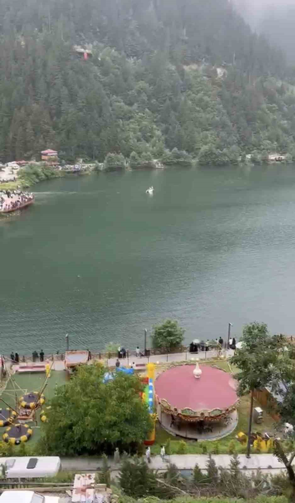 Uzungöl’e düşen çantayı kurtarmak için suya atlayan 2 Arap turistten 1’i kurtuldu, birisi kayıp 7 uzungole dusen cantayi kurtarmak icin suya atlayan 2 arap turistten 1i kurtuldu birisi kayip 4EOhFFwB
