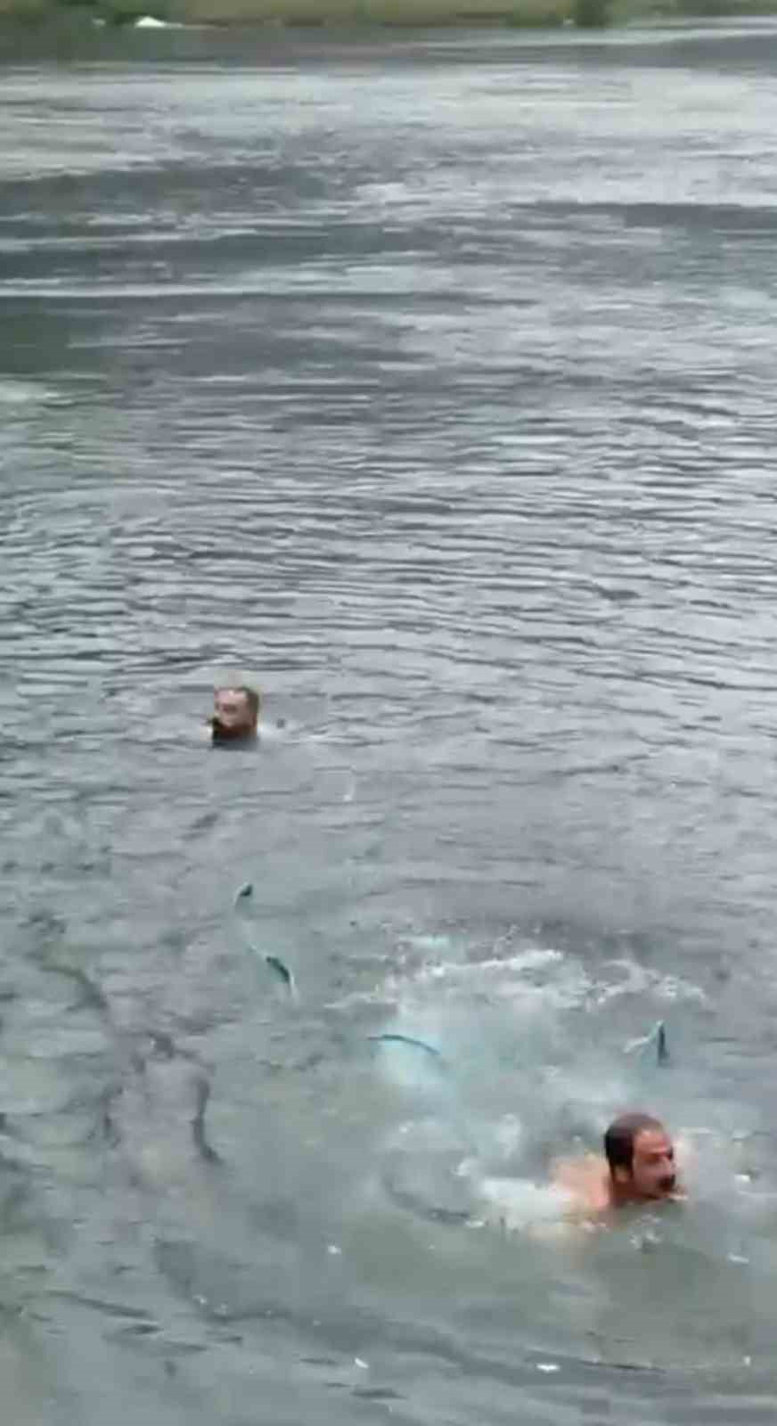 Uzungöl’e düşen çantayı kurtarmak için suya atlayan 2 Arap turistten 1’i kurtuldu, birisi kayıp 5 uzungole dusen cantayi kurtarmak icin suya atlayan 2 arap turistten 1i kurtuldu birisi kayip SiB9HRAD