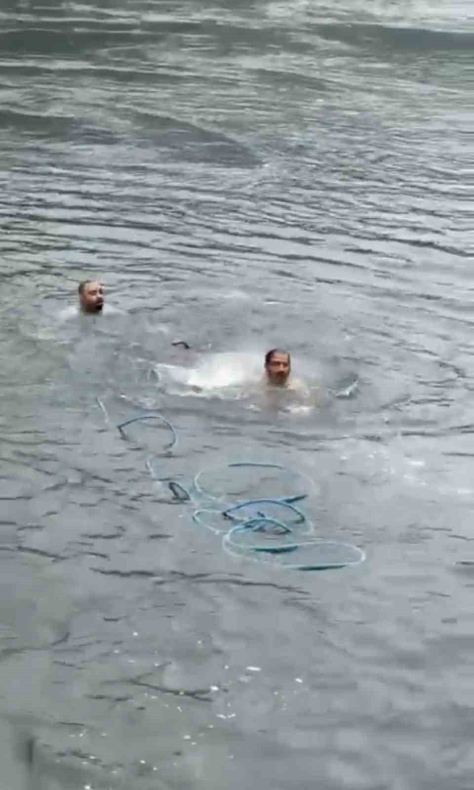 Uzungöl’e düşen çantayı kurtarmak için suya atlayan 2 Arap turistten 1’i kurtuldu, birisi kayıp 6 uzungole dusen cantayi kurtarmak icin suya atlayan 2 arap turistten 1i kurtuldu birisi kayip Tap1ZAs5