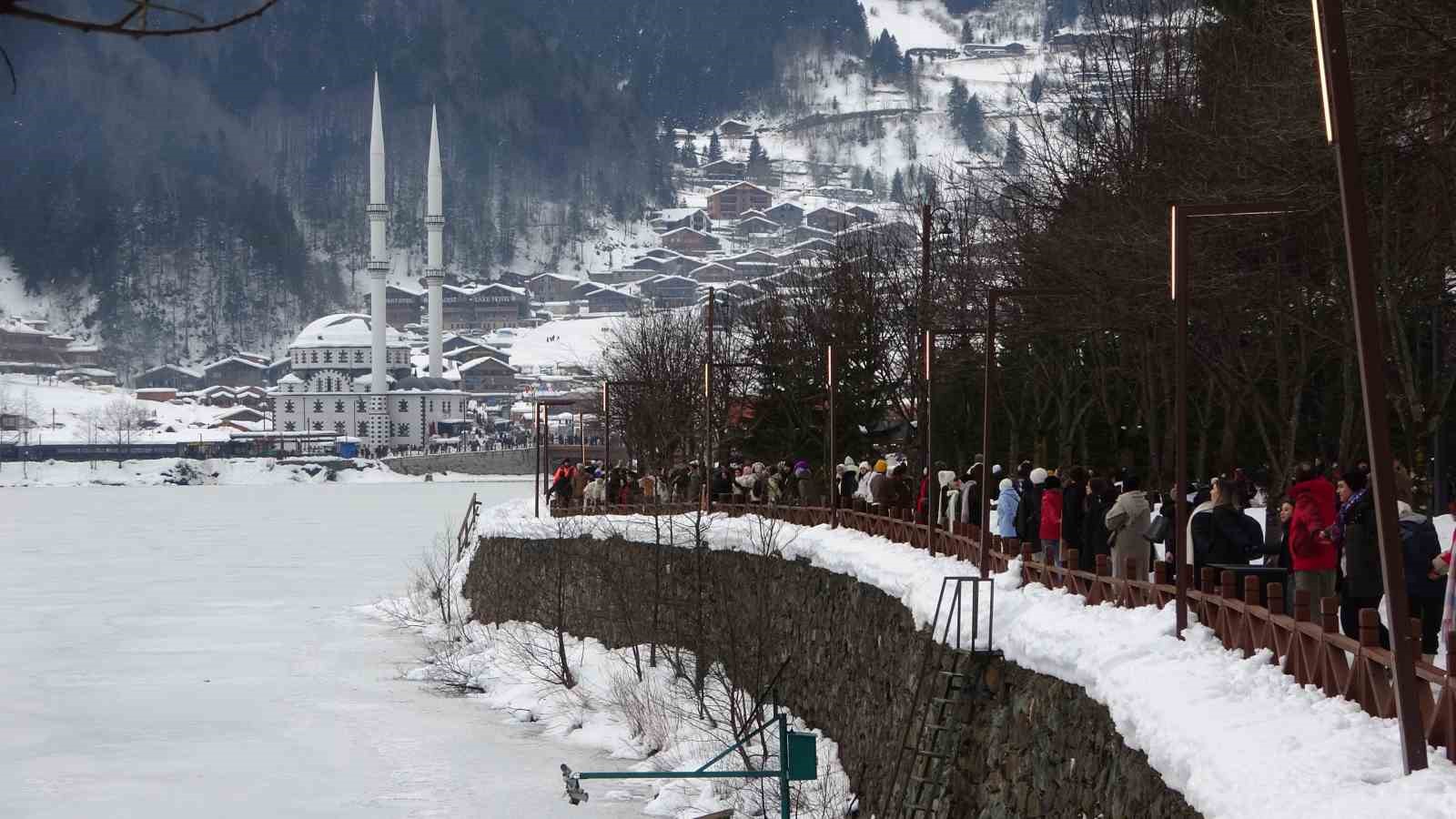 Uzungöl’ün çevresinde binlerce kişi horon halkası oluşturdu 5 uzungolun cevresinde binlerce kisi horon halkasi olusturdu 1 vNNmOHmr