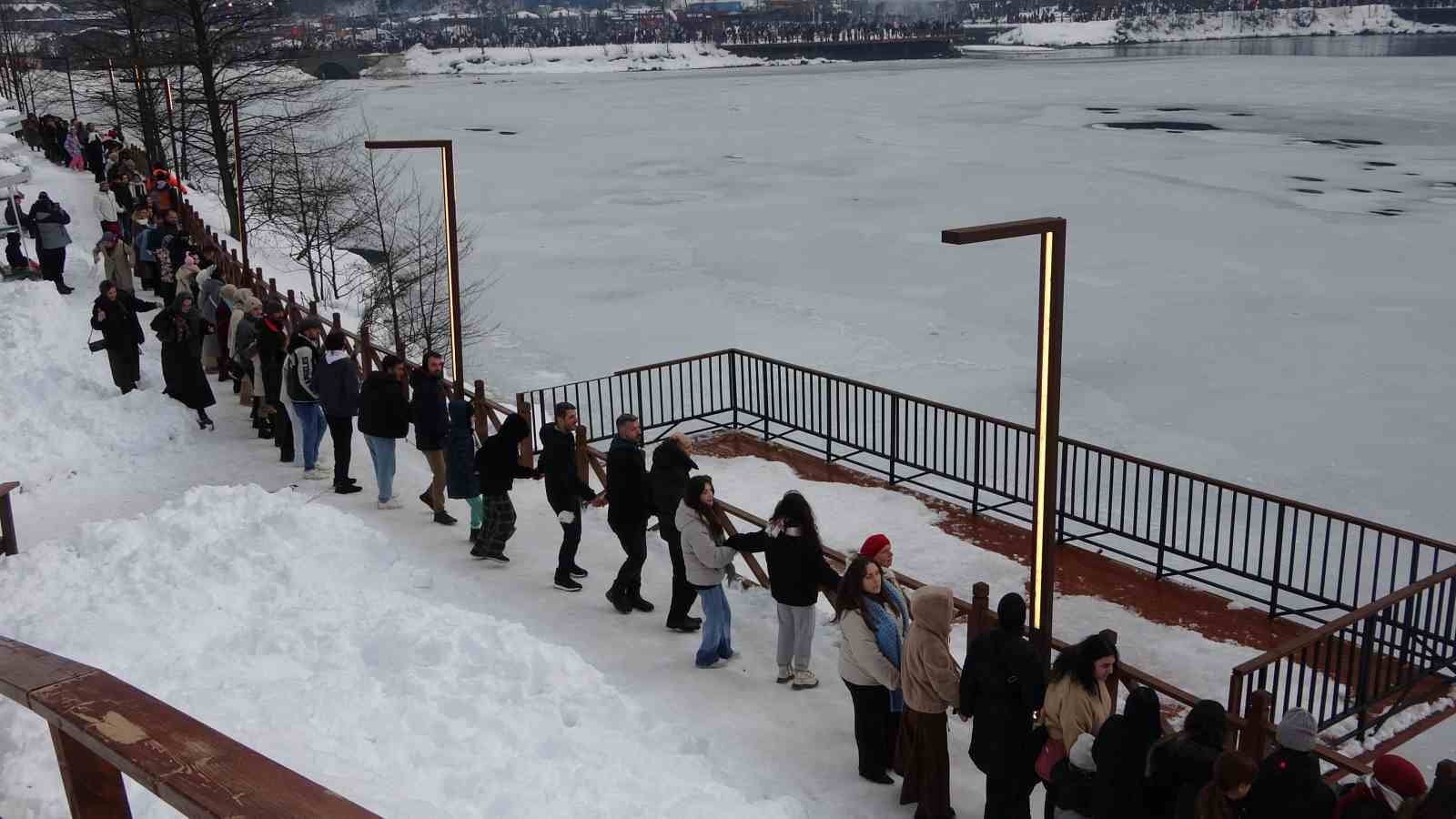 Uzungöl’ün çevresinde binlerce kişi horon halkası oluşturdu 6 uzungolun cevresinde binlerce kisi horon halkasi olusturdu 2