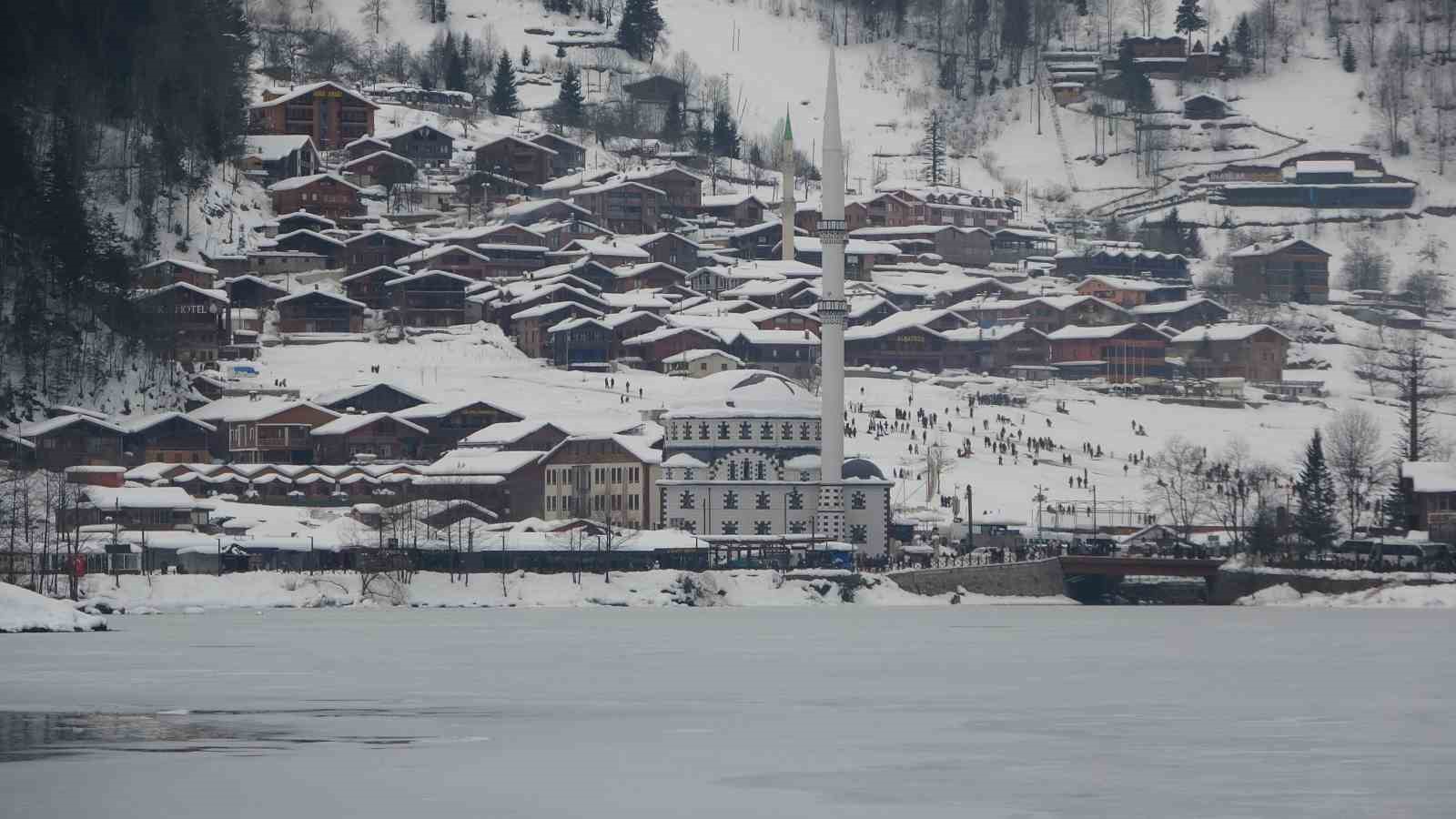 Uzungöl’ün çevresinde binlerce kişi horon halkası oluşturdu 7 uzungolun cevresinde binlerce kisi horon halkasi olusturdu 3 PqrzVyLs