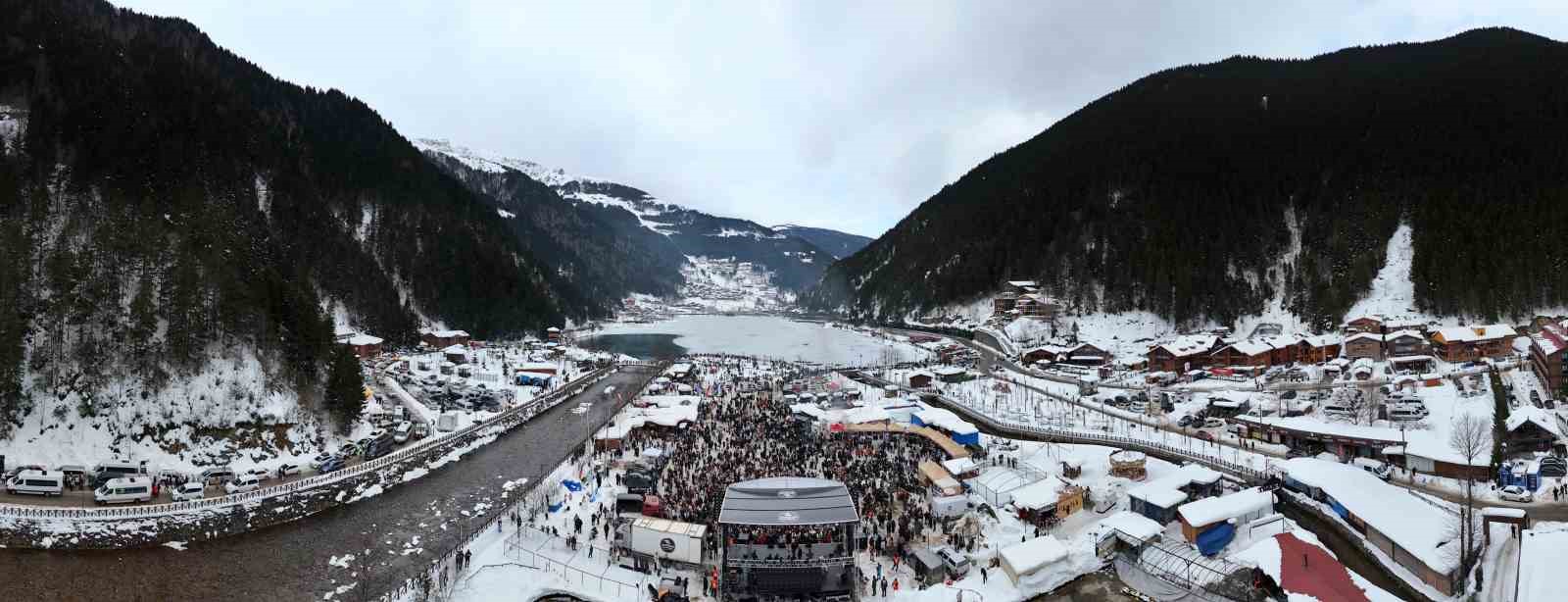 Uzungöl’ün çevresinde binlerce kişi horon halkası oluşturdu 10 uzungolun cevresinde binlerce kisi horon halkasi olusturdu 6 hRFXJ6Uu