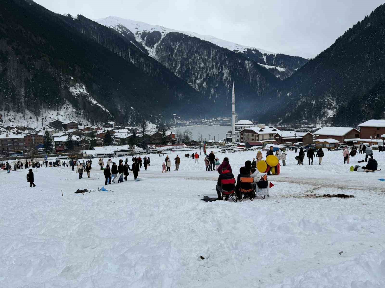 Uzungöl’ün çevresinde binlerce kişi horon halkası oluşturdu 11 uzungolun cevresinde binlerce kisi horon halkasi olusturdu 7