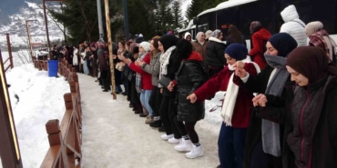 uzungolun-cevresinde-binlerce-kisi-horon-halkasi-olusturdu-lS6X7kgC.jpg