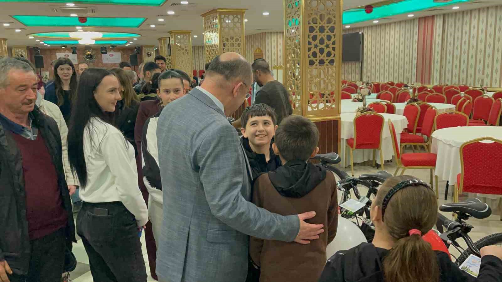 uzunkoprude 30 yetim ve oksuz cocuga bisiklet surprizi 4 MSegV1wl