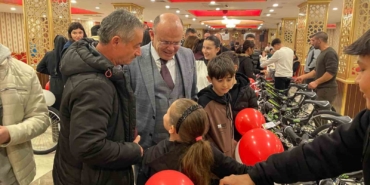 uzunkoprude-30-yetim-ve-oksuz-cocuga-bisiklet-surprizi-Gvd8tDHE.jpg