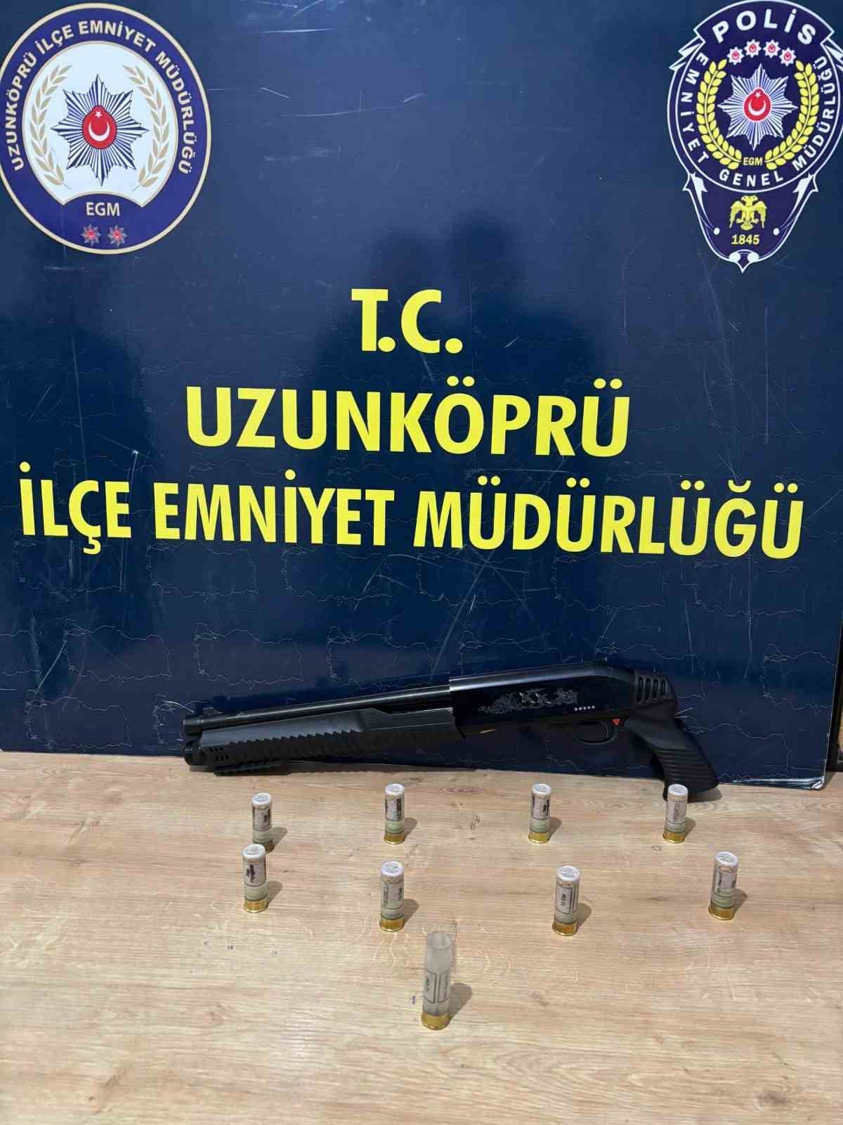 uzunkoprude ruhsatsiz av tufegi ele gecirildi 1 fFXal4v8