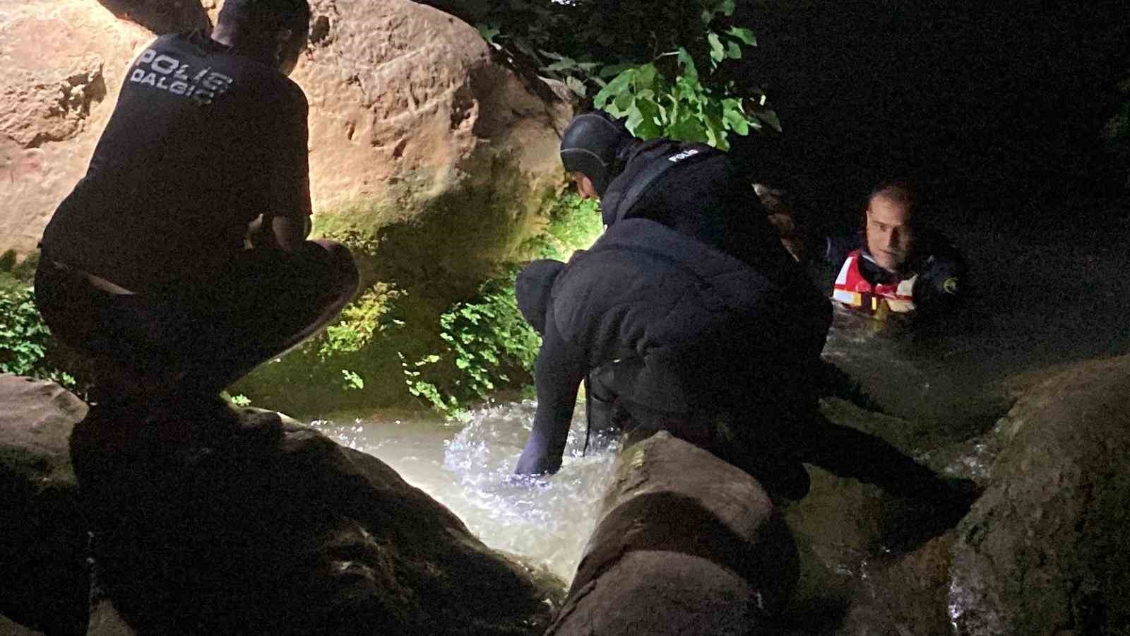 Vadide girdiği suda akıntıya kapılan çocuk hayatın kaybetti 7 vadide girdigi suda akintiya kapilan cocuk hayatin kaybetti 3 LwUPd9Zd