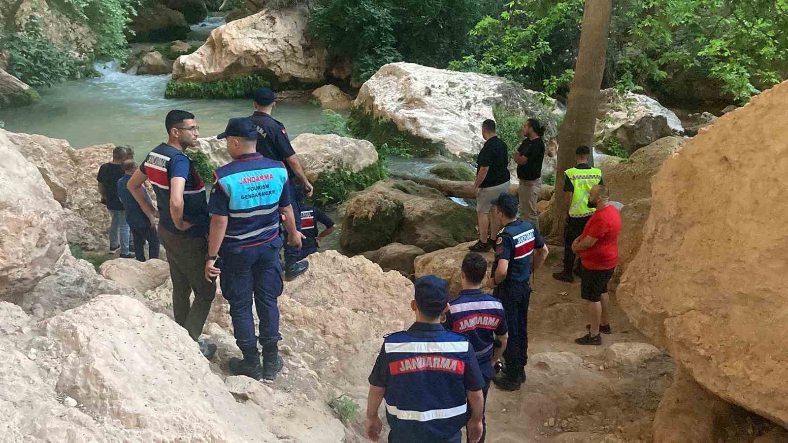 Vadide girdiği suda akıntıya kapılan çocuk hayatın kaybetti 9 vadide girdigi suda akintiya kapilan cocuk hayatin kaybetti 5 q6qbBVRX