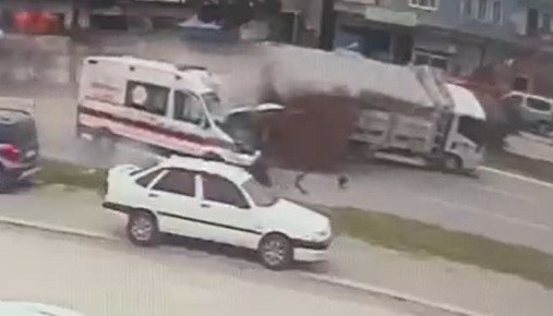 vakaya giden ambulansin kaza ani kamerada 1 olu 3 yarali 0 MMT33wmP