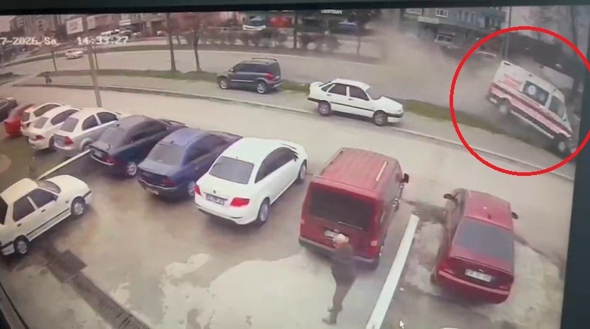 vakaya giden ambulansin kaza ani kamerada 1 olu 3 yarali 2 CslzrJlw
