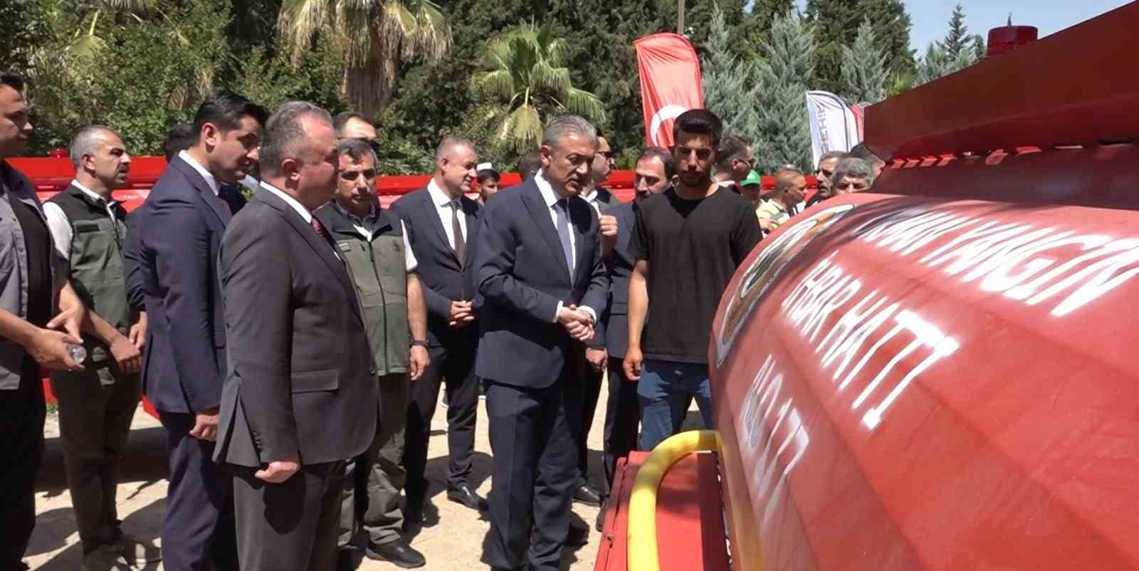 vali akkoyun yanginlara ilk mudahale icin 50 su tankerini 10 ilcemize dagitiyoruz 1 kvwgdeb9