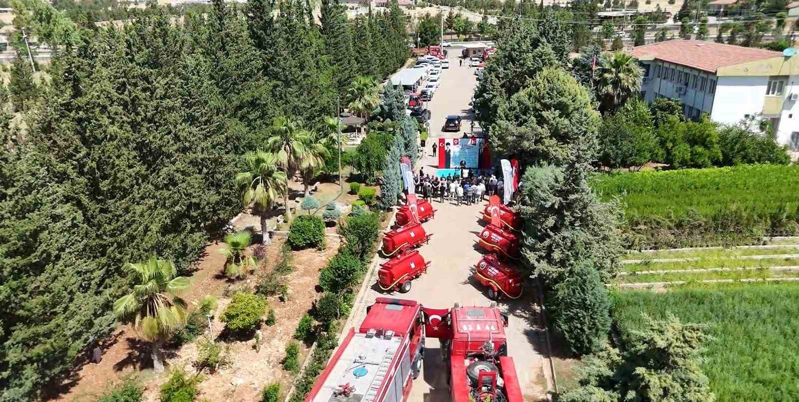 vali akkoyun yanginlara ilk mudahale icin 50 su tankerini 10 ilcemize dagitiyoruz 4 V9ncJC8A