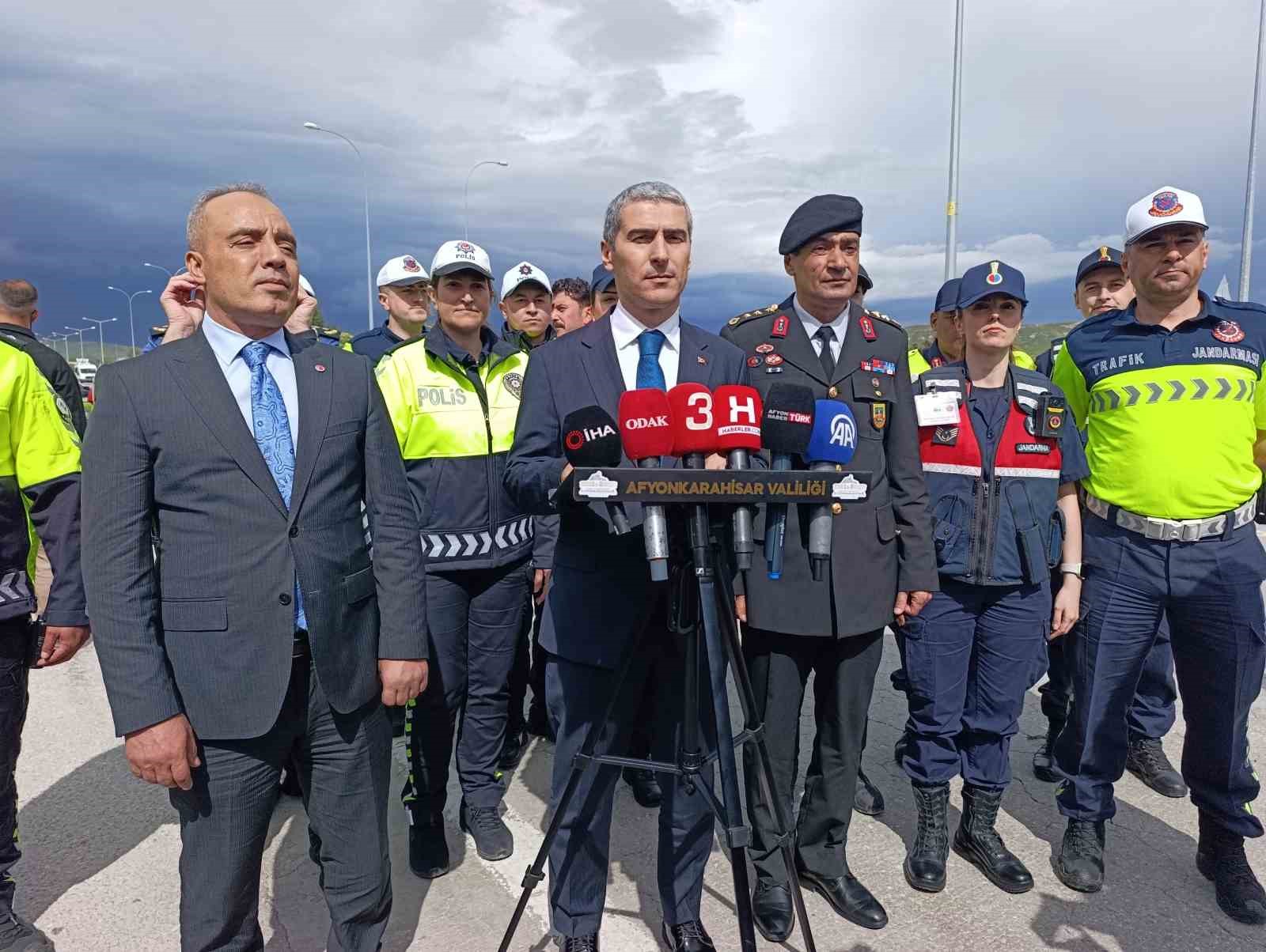 vali aktas bayram tatili boyunca afyonkarahisardan 5 milyondan fazla arac gecisi bekleniyor 0