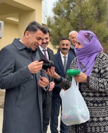 vali aygol kendisine patik hediye eden hatun teyze ile bir araya geldi 4 IFueRVZE