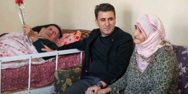 vali-aygol-kendisine-patik-hediye-eden-hatun-teyze-ile-bir-araya-geldi-PC4jktsE.jpg