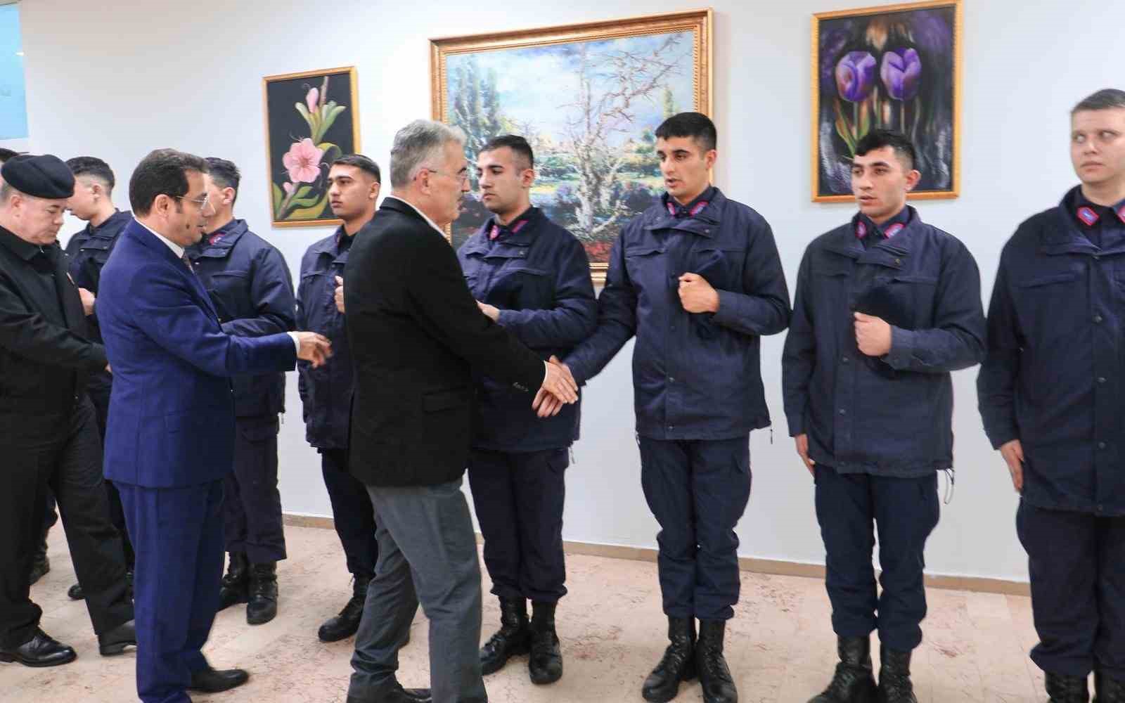 vali ayyildiz il jandarma komutanliginda mehmetcikle bulustu 2 qPvb6Xyf