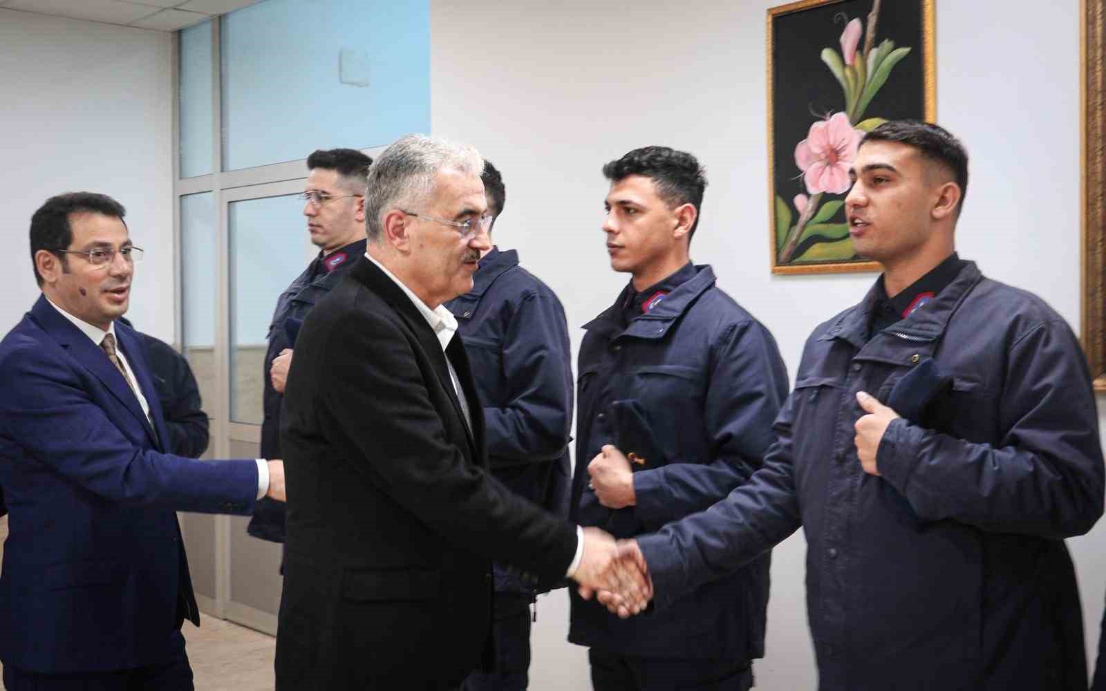 vali ayyildiz il jandarma komutanliginda mehmetcikle bulustu 3 hR5UVXPN