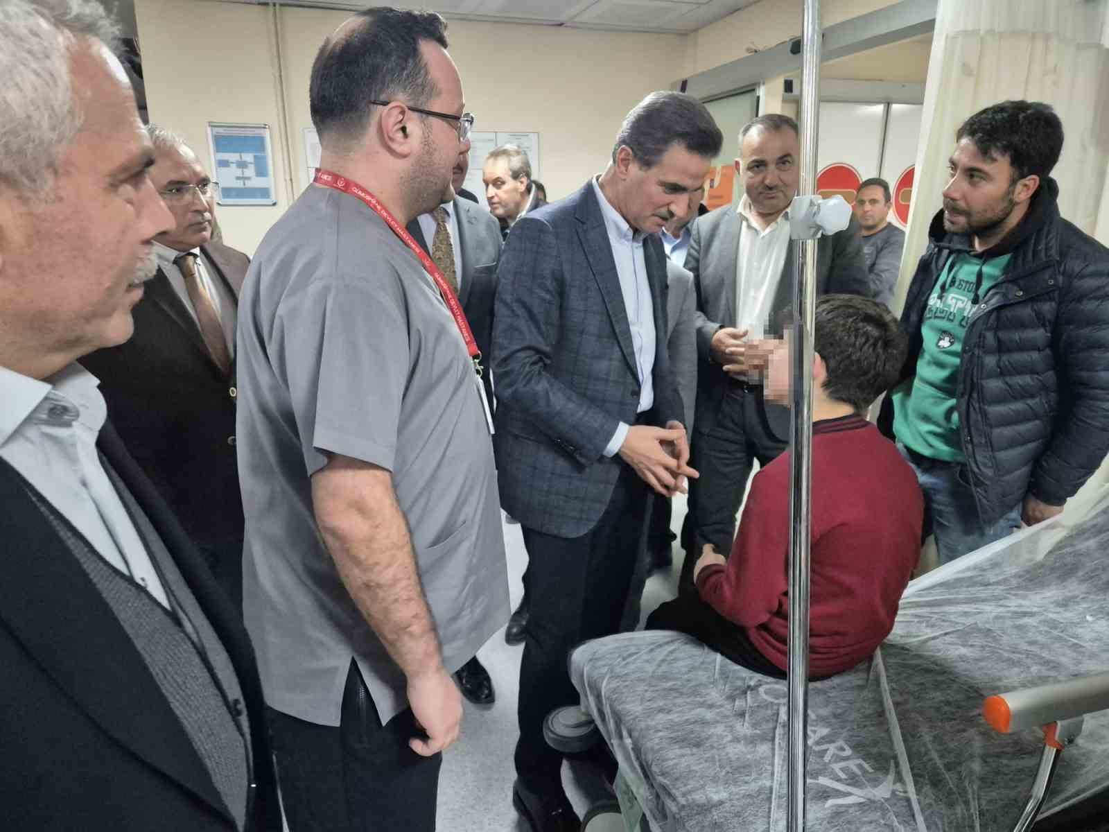 Vali Baruş, zehirlenme şüphesiyle hastaneye kaldırılan öğrencileri ziyaret etti 4 vali barus zehirlenme suphesiyle hastaneye kaldirilan ogrencileri ziyaret etti 0