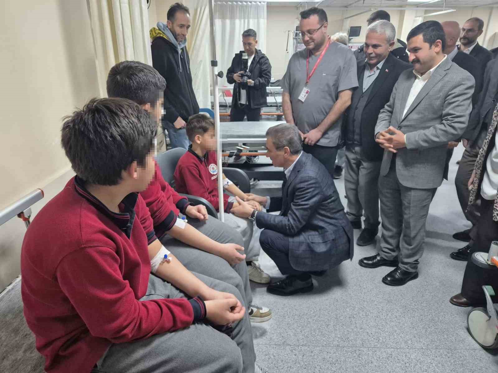 Vali Baruş, zehirlenme şüphesiyle hastaneye kaldırılan öğrencileri ziyaret etti 5 vali barus zehirlenme suphesiyle hastaneye kaldirilan ogrencileri ziyaret etti 1 czge8Q4S