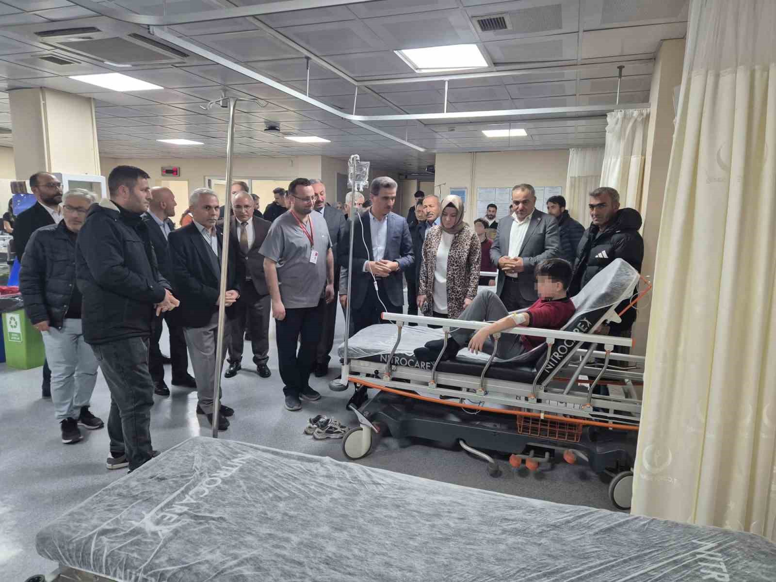 Vali Baruş, zehirlenme şüphesiyle hastaneye kaldırılan öğrencileri ziyaret etti 6 vali barus zehirlenme suphesiyle hastaneye kaldirilan ogrencileri ziyaret etti 2 ViJeZVvz