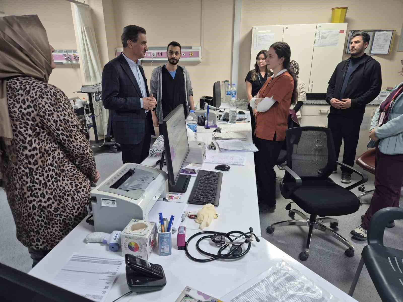 Vali Baruş, zehirlenme şüphesiyle hastaneye kaldırılan öğrencileri ziyaret etti 7 vali barus zehirlenme suphesiyle hastaneye kaldirilan ogrencileri ziyaret etti 3 ZhIMWfjW