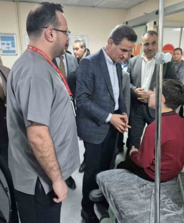 vali-barus-zehirlenme-suphesiyle-hastaneye-kaldirilan-ogrencileri-ziyaret-etti-uPUJjngk.jpg
