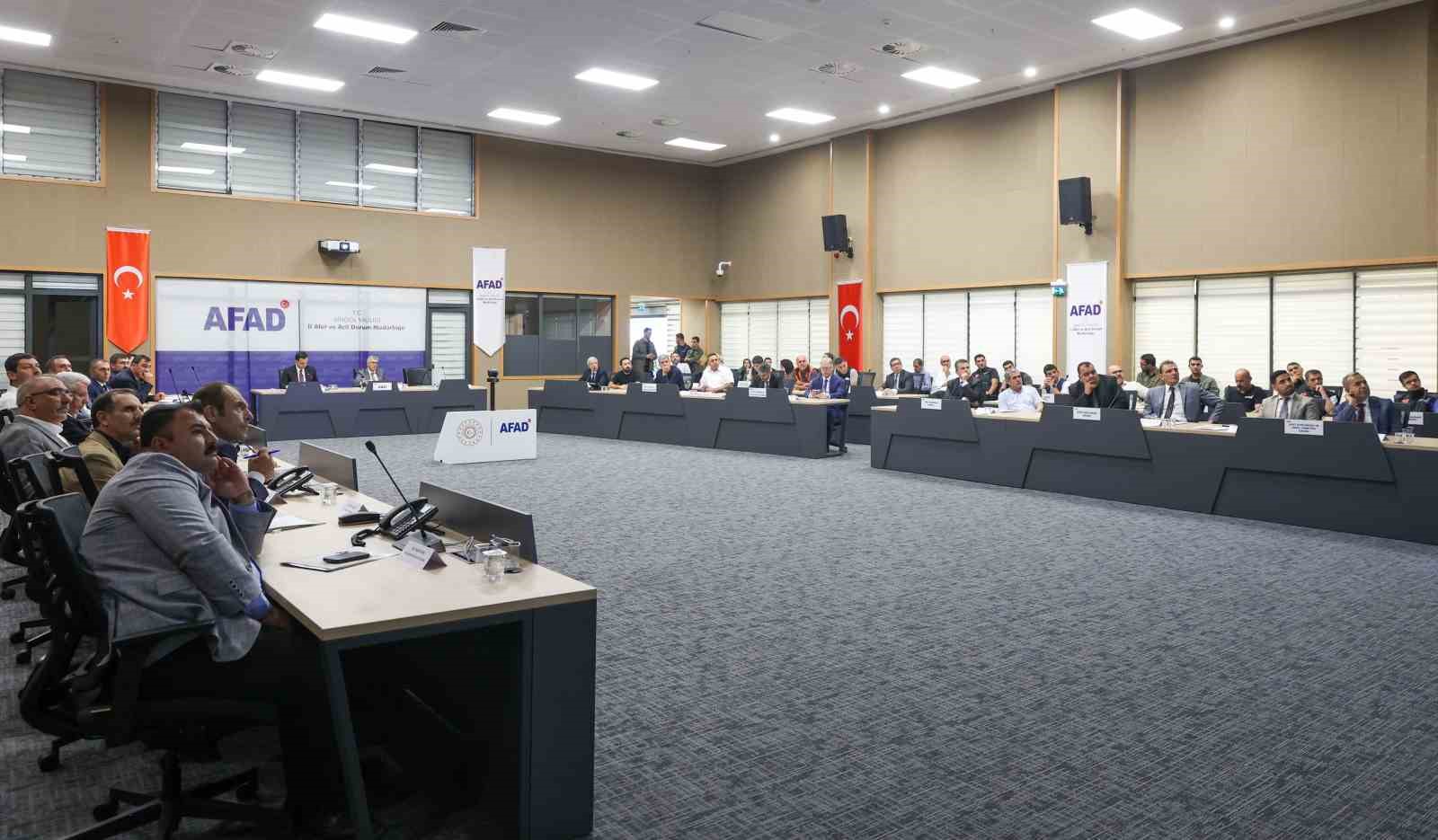 vali celik ruhsatsiz ve ruhsata aykiri hicbir yapiya musaade etmemeliyiz 0 baiIIJ5u