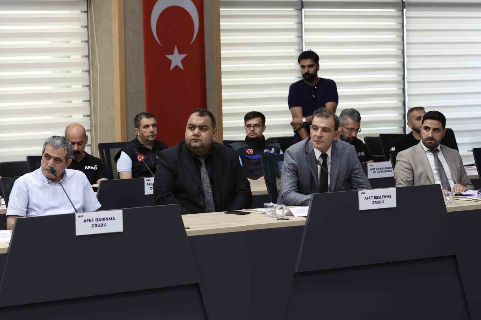 vali celik ruhsatsiz ve ruhsata aykiri hicbir yapiya musaade etmemeliyiz 2 nvhl89YI