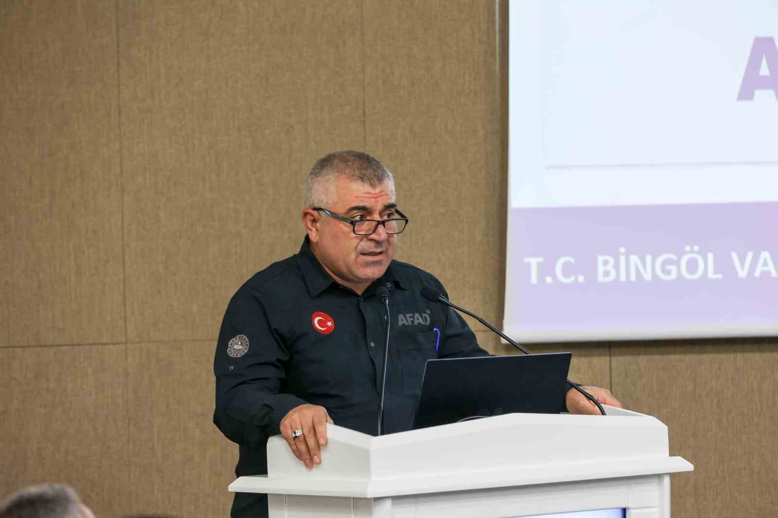 vali celik ruhsatsiz ve ruhsata aykiri hicbir yapiya musaade etmemeliyiz 4 XqRbiHb4