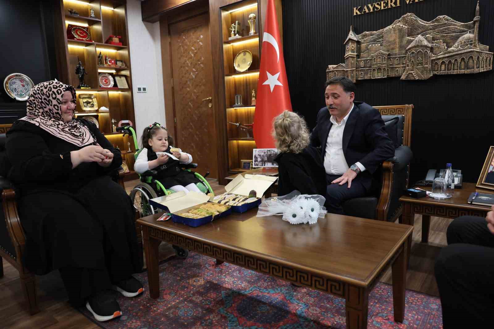 vali cicek tatli isyaniyla yuzleri gulduren ruveydayi makaminda agirladi 0 WHlvgD1I