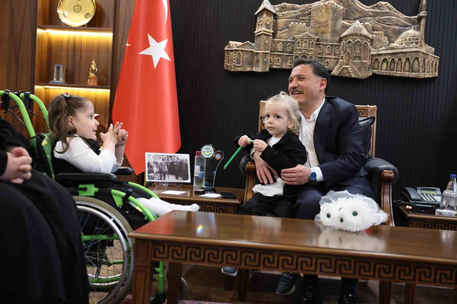 vali cicek tatli isyaniyla yuzleri gulduren ruveydayi makaminda agirladi 1 G5YBTlr8