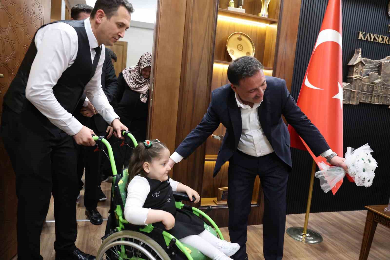 vali cicek tatli isyaniyla yuzleri gulduren ruveydayi makaminda agirladi 2 BlkhiWFX