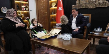 vali-cicek-tatli-isyaniyla-yuzleri-gulduren-ruveydayi-makaminda-agirladi-2T5EcyUC.jpg