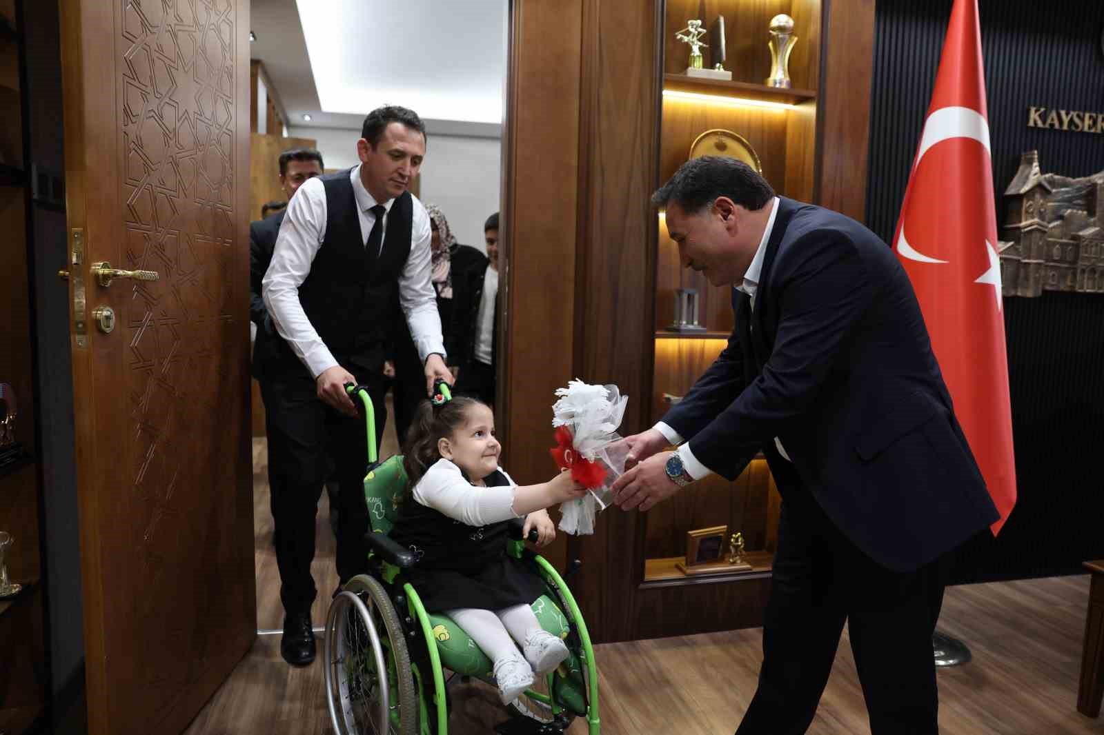 vali cicek tatli isyaniyla yuzleri gulduren ruveydayi makaminda agirladi 3 ItsOF7CG