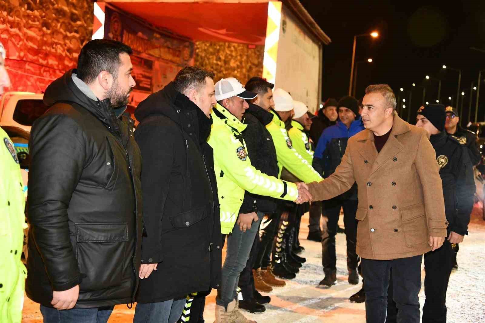 Vali Çiçek, yılbaşında görevli jandarma, polis ve sağlıkçıları ziyaret etti 4 vali cicek yilbasinda gorevli jandarma polis ve saglikcilari ziyaret etti 0