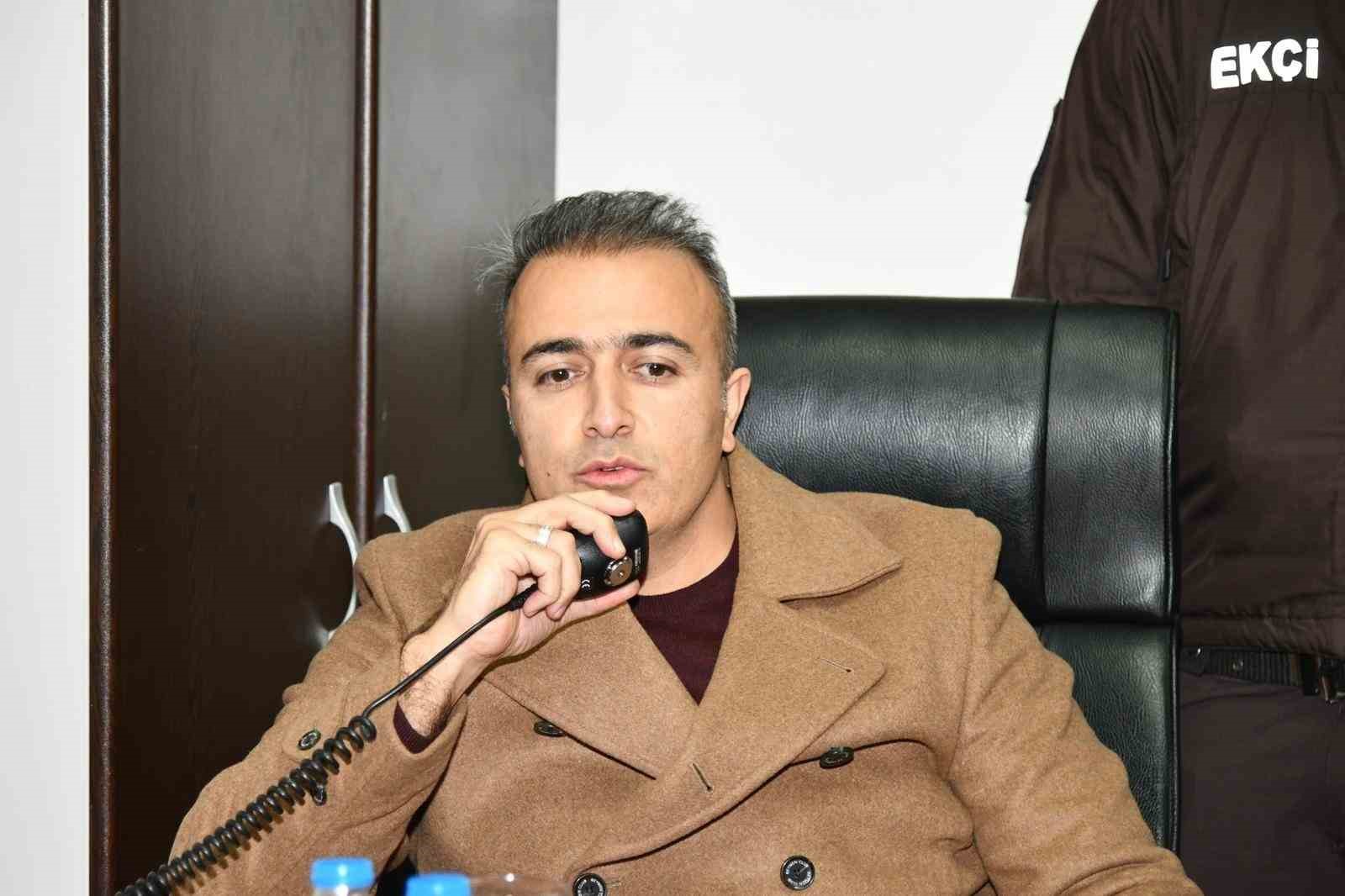 Vali Çiçek, yılbaşında görevli jandarma, polis ve sağlıkçıları ziyaret etti 6 vali cicek yilbasinda gorevli jandarma polis ve saglikcilari ziyaret etti 2 AkTvCWA1