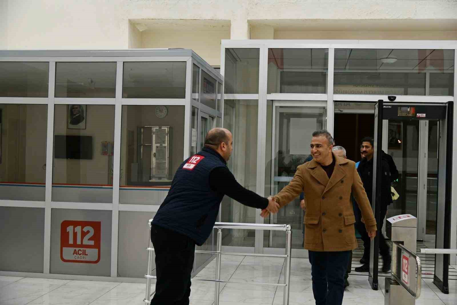 Vali Çiçek, yılbaşında görevli jandarma, polis ve sağlıkçıları ziyaret etti 7 vali cicek yilbasinda gorevli jandarma polis ve saglikcilari ziyaret etti 3 GGkjXgip