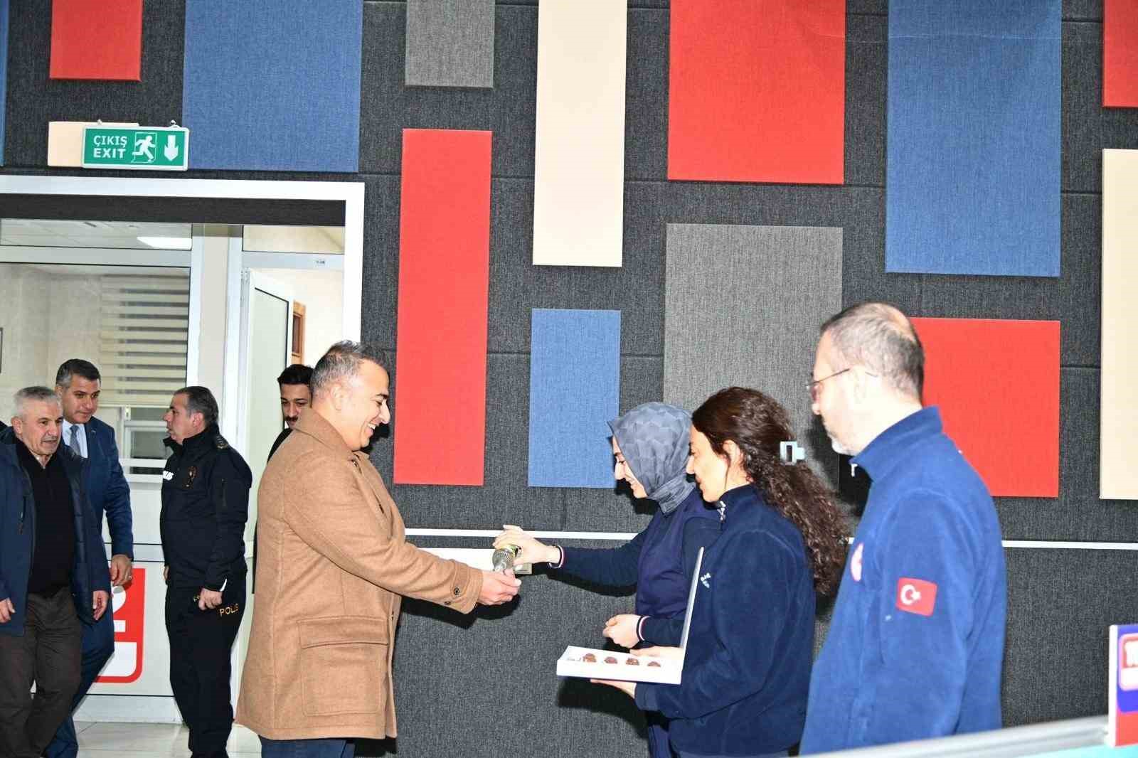 Vali Çiçek, yılbaşında görevli jandarma, polis ve sağlıkçıları ziyaret etti 8 vali cicek yilbasinda gorevli jandarma polis ve saglikcilari ziyaret etti 4 q24H9HAO